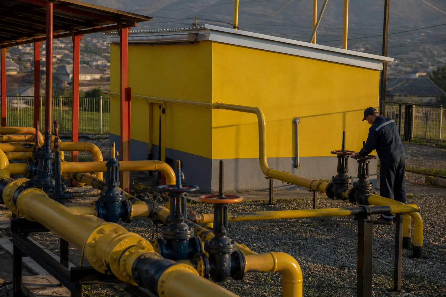 В Дагестане продолжается подготовка газовых и электросетей к отопительному сезону